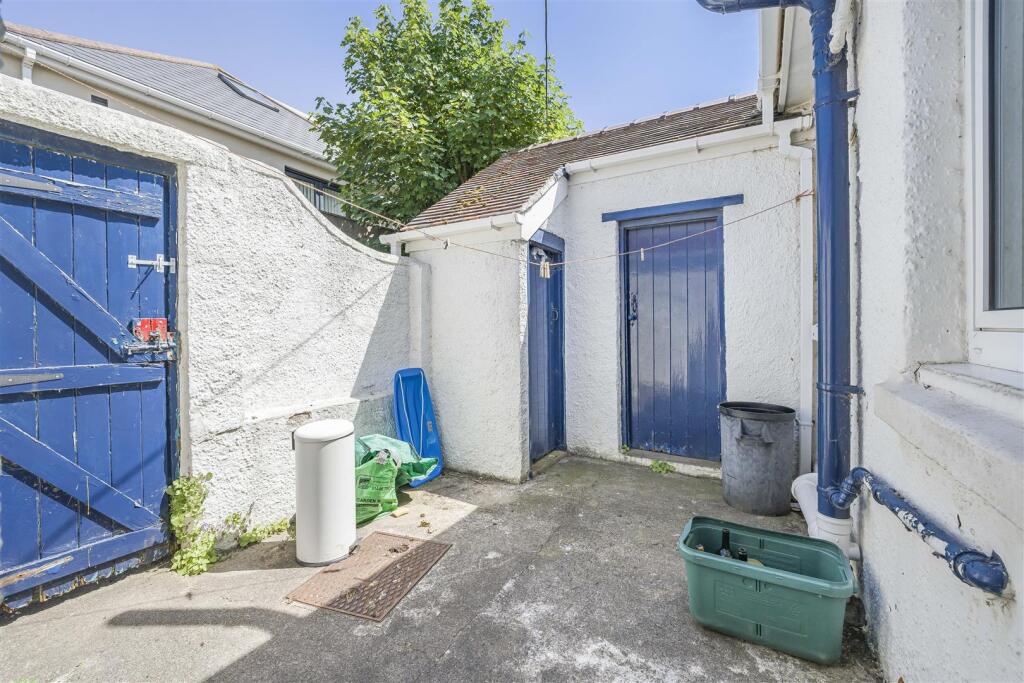 Ogmore-by-Sea Back Yard